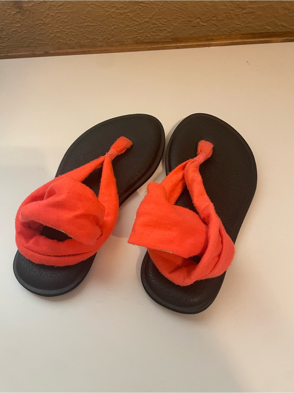 Girls’ Sanuk Yoga Sling 2 Black/Orange Fabric Wrap Flip Flop Sandals